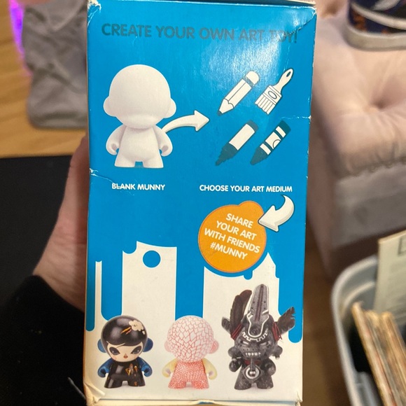 NIB MINI MUNNY WORLD CREATE YOUR OWN VINYL includes 3 wipe off markers - Picture 2 of 5